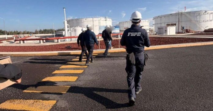 Autoridades federales y estatales durante un operativo en contra del huachicol. Foto: Tomada de X