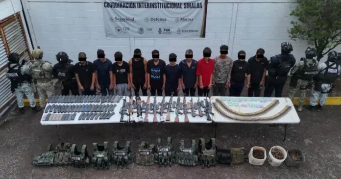Elementos federales aseguraron armas, cartuchos y equipo táctico durante la captura de 11 presuntos integrantes de Los Chapitos en Escuinapa, Sinaloa. Foto: Defensa