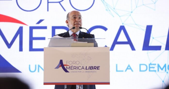 Felipe Calderón advirtió sobre el riesgo de una posible “captura del Estado” por parte del crimen organizado durante el Foro América Libre. Foto: X @America_Libre1