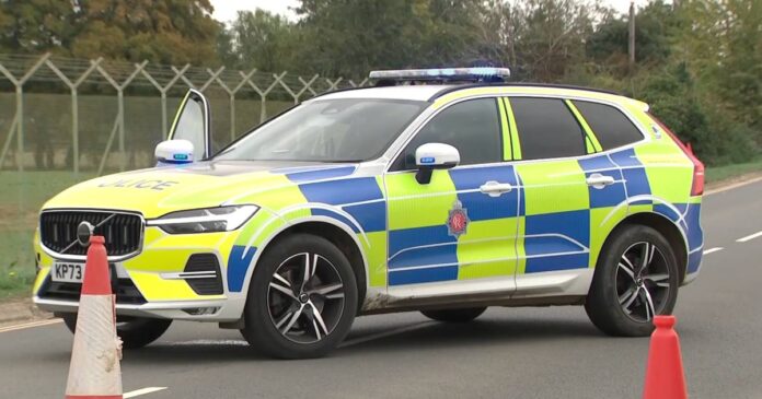 Policías británicos investigan vehículos sospechosos cerca de la base aérea de Fairford, utilizada por la Fuerza Aérea de Estados Unidos. Foto: SKY News