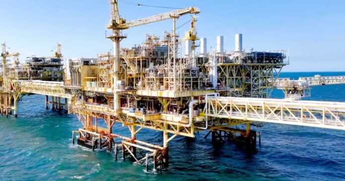 Personal naval y de Pemex mantiene labores de contención y monitoreo tras la detección de un derrame de petróleo en aguas del Golfo de México. Foto: Pemex/Archivo