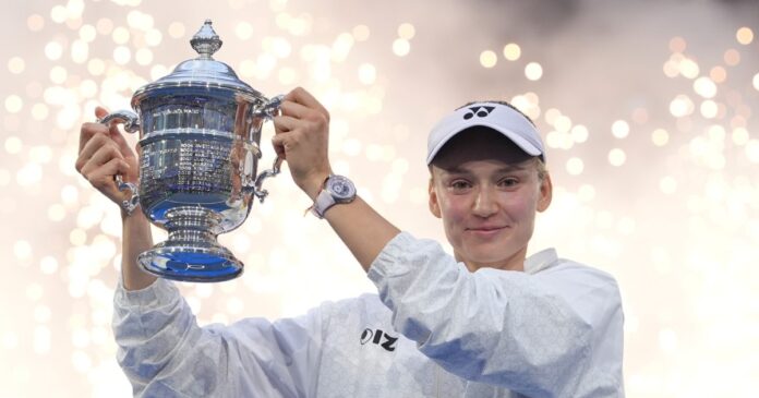 Elena Rybakina celebra su primer título del US Open tras vencer a Aryna Sabalenka en una final de tres sets en Nueva York. Foto: X @usopen