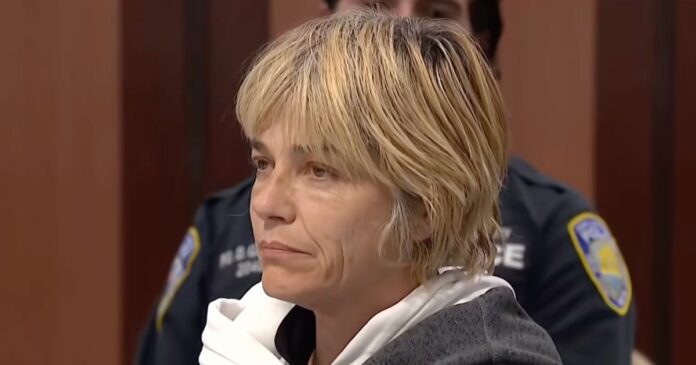 Selma Blair compareció ante un tribunal de Nueva York, donde su defensa sostuvo que las presuntas agresiones durante un vuelo no fueron intencionales. Foto: Tomada de X