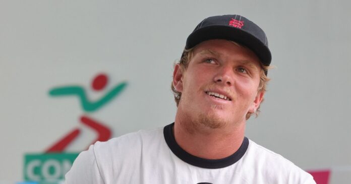 Alan Cleland, surfista mexicano que compitió en París 2024, fue suspendido por tiempo indefinido por la World Surf League tras una acusación. Foto: Conade