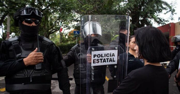 Manifestantes se concentraron frente a Casa Jalisco durante la protesta por el agua que derivó en enfrentamientos, detenciones y una investigación sobre el operativo policial. Foto: Somos el Medio Facebook