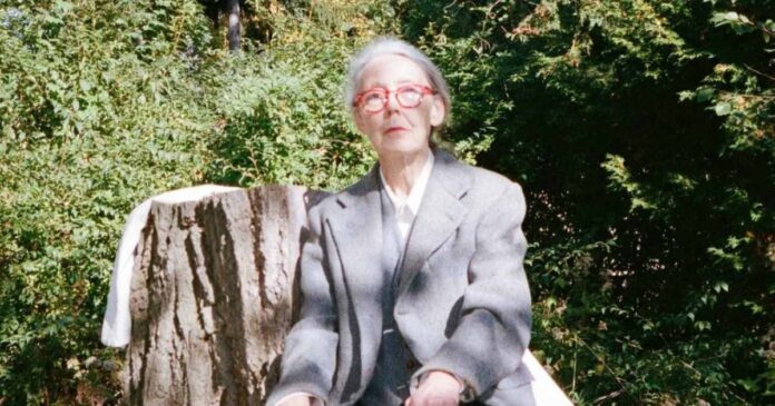 La poeta y ensayista canadiense Anne Carson ganó el Nobel de Literatura 2026 por una obra que combina la tradición clásica con nuevas formas literarias. Foto: X @NobelPrize