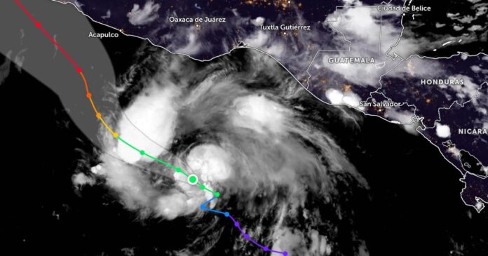 El SMN vigila la depresión tropical Veintiuno-E en el Pacífico sur mexicano, mientras el huracán Simón continúa en categoría 1. Foto: SMN
