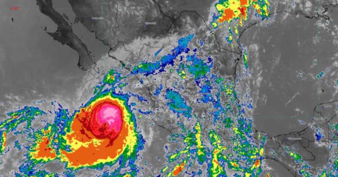 El huracán Rachel alcanzó categoría 2 frente al Pacífico mexicano y genera lluvias, fuertes vientos y oleaje elevado en cuatro estados. Foto: SMN
