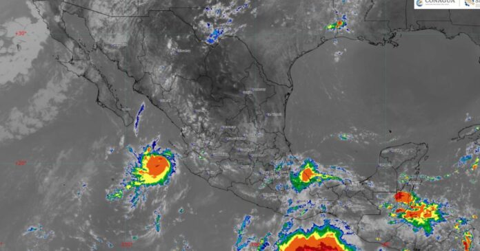 El huracán Simón se debilitó a categoría 1 frente al Pacífico mexicano, pero mantiene alertas por lluvias, vientos y oleaje elevado. Foto: SMN