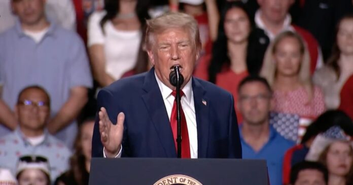 Manifestantes interrumpieron repetidamente el discurso de Donald Trump durante un mitin de campaña en San Antonio, Texas. Foto: Tomada de X