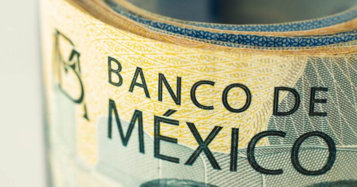 El peso mexicano cerró septiembre alrededor de 18.08 unidades por dólar tras registrar su mayor depreciación mensual desde junio de 2024. Foto: Magnific IA