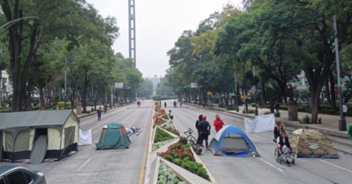 Trabajadores sindicalizados del IMSS protestaron en varias avenidas de la Ciudad de México; policías intervinieron para replegar a los manifestantes y liberar la circulación. Foto: SSCCDMX