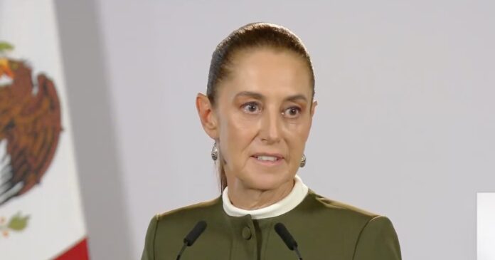 La presidenta Claudia Sheinbaum mostró imágenes aéreas de la marcha del IMSS y cuestionó la participación de partidos y organizaciones en la movilización. Foto: Gobierno de México YouTube