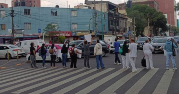 Trabajadores del IMSS realizaron bloqueos y movilizaciones en CDMX y otros estados para exigir mejoras salariales y mayor abasto de insumos. Foto: X @OVIALCDMX