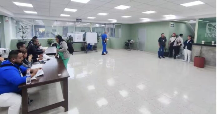 Trabajadores del IMSS participan en la consulta salarial nacional para decidir si aceptan el aumento de 6.8% negociado por la dirigencia sindical. Foto: X @politicomx
