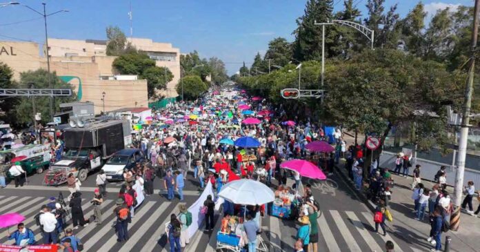 Trabajadores del IMSS marcharon del Centro Médico Nacional Siglo XXI hacia las oficinas centrales para exigir un aumento salarial de 10% y mejoras laborales. Foto: Facebook El Parlante