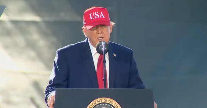Donald Trump recordó entre burlas la reacción de Claudia Sheinbaum tras su decisión de llamar “Golfo de América” al Golfo de México. Foto: Tomada de X